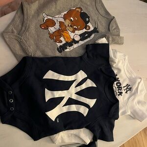 MLB Yankees Infant Bodysuit Set - Navy and White - NWT!